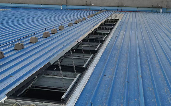 某城市大型商业综合体中庭瓜州排烟窗工程